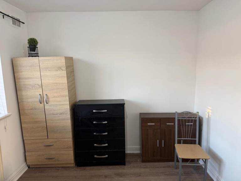 (ALL BILLS INCLUDED) .. SIMPLE DOUBLE Room (AVAILABLE NOW) in ILFORD, E12 6JW for £698pcm