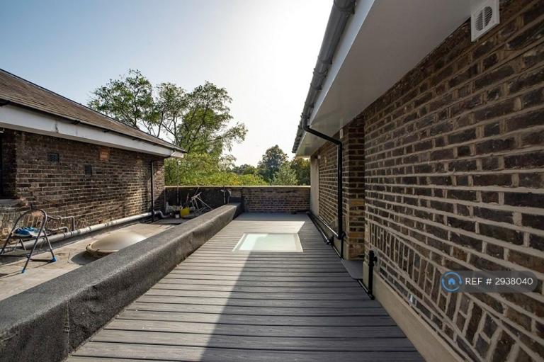 1 bedroom flat in Lewisham Way, London, SE4 (1 bed) (#2938040)