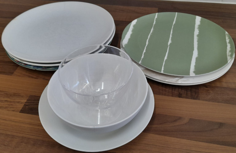10 Pieces of Mixed Crockery. 7x Plates 2x Bowls 1x Dish. £7 for all or 75p each Ceramic & Plastic