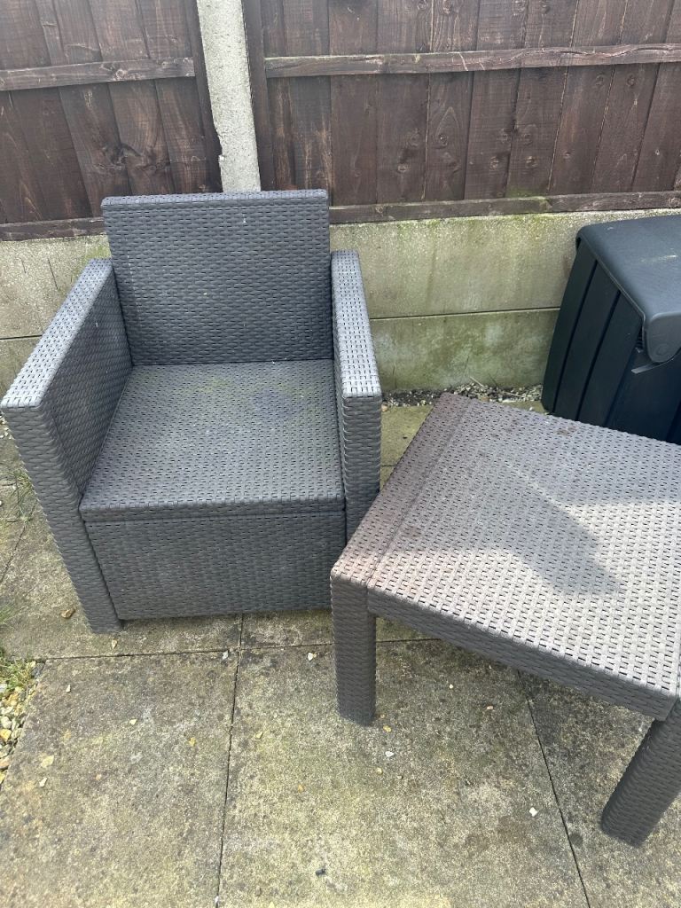 Single seat and table outdoor