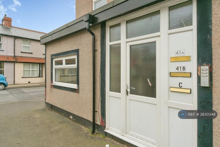 1 bedroom flat in Mowbray Rd, Llandudno, LL30 (1 bed) (#2830344)