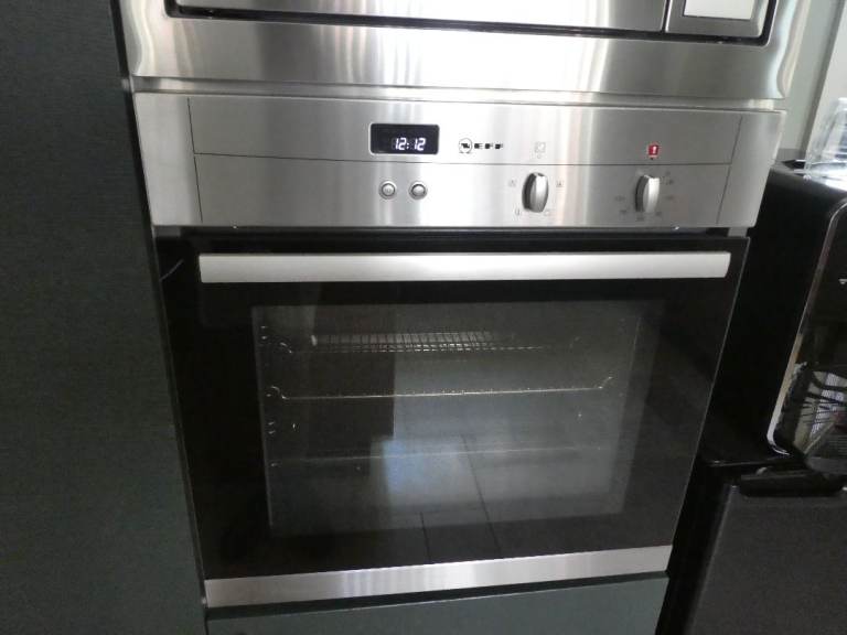 Neff Circotherm built in single oven/grill. Works perfectly. Black and stainless steel.