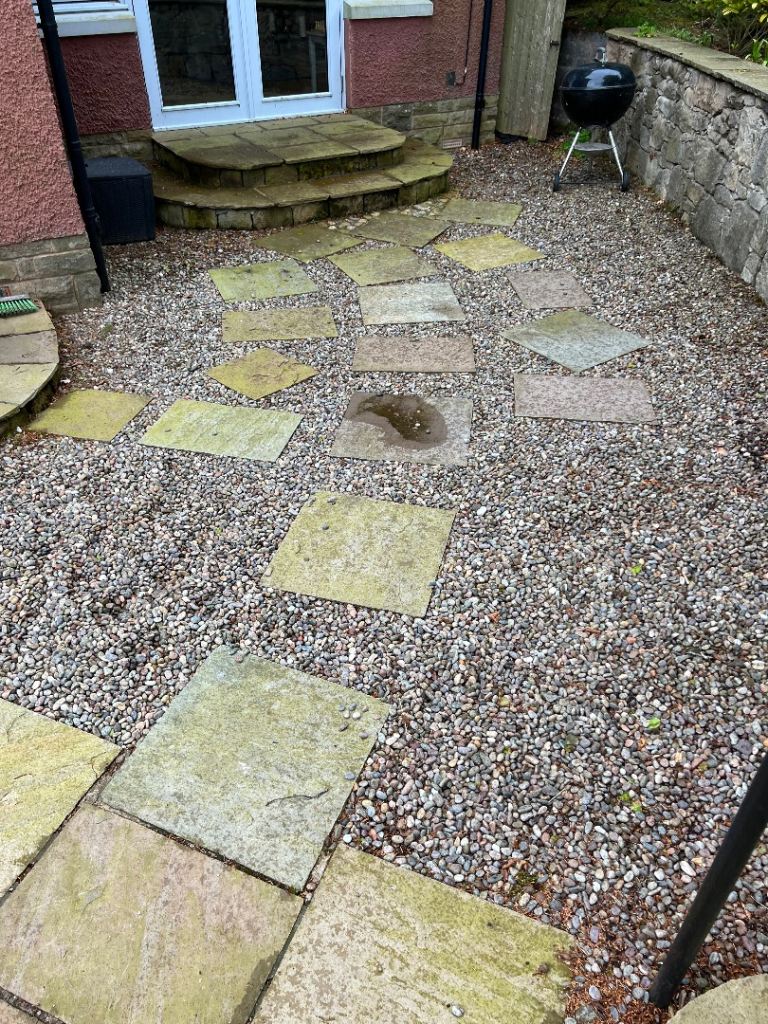 Decorative Garden Stone Chips - - FREE - NEED TO BE UPLIFTED....