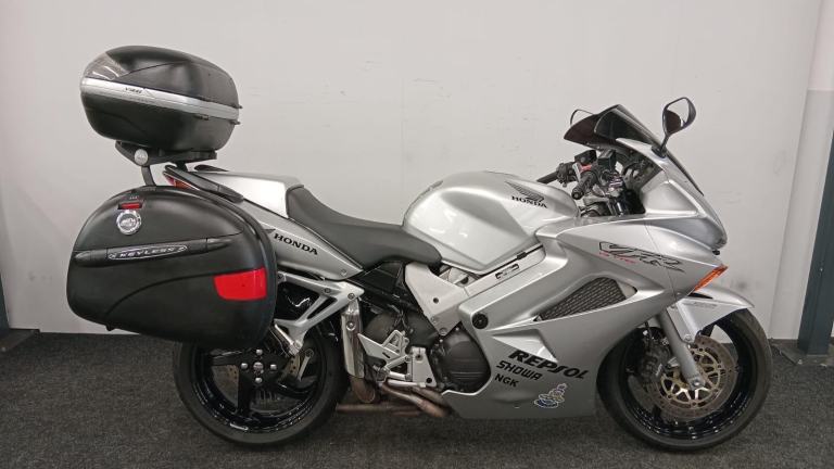 HONDA VFR 800 ** MOT APRIL 2026 - FULL LUGGAGE - CENTRE STAND  ** 