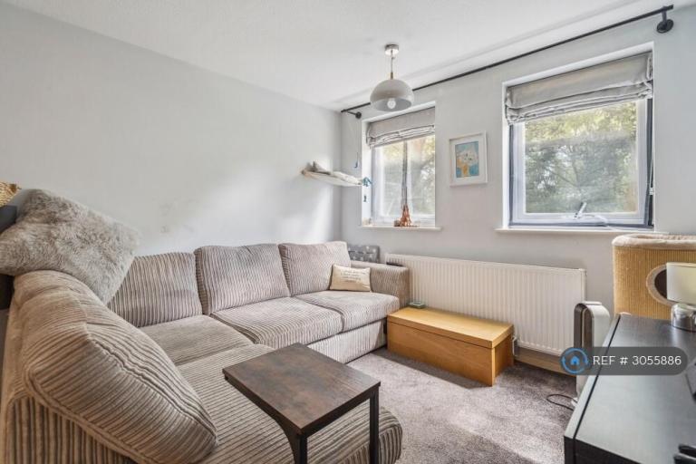 2 bedroom flat in Rochfords Gardens, Slough, SL2 (2 bed) (#3055886)