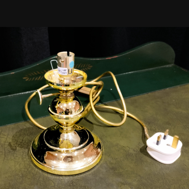 Vintage Brass Style Lamp - resembling an oil lamp - bayonet bulb fitting - standard UK plug