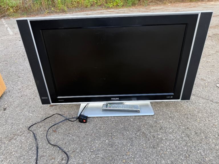 Philips Cineos LCD TV with Remote – Good Condition