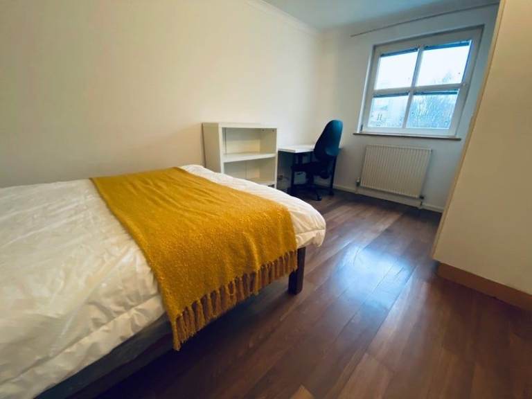 🌻🪄Massive Double Room with Private Garden | Steps from Mile End Station & Park!