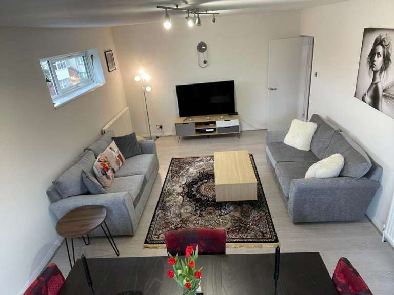 Modern 1-Bedroom Flat with Private Parking – Hendon Central, NW4 