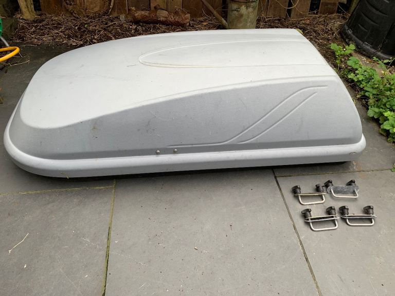 Car roof box