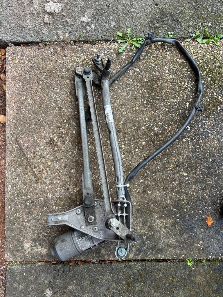 Peugeot 208 2015 wipper motor 