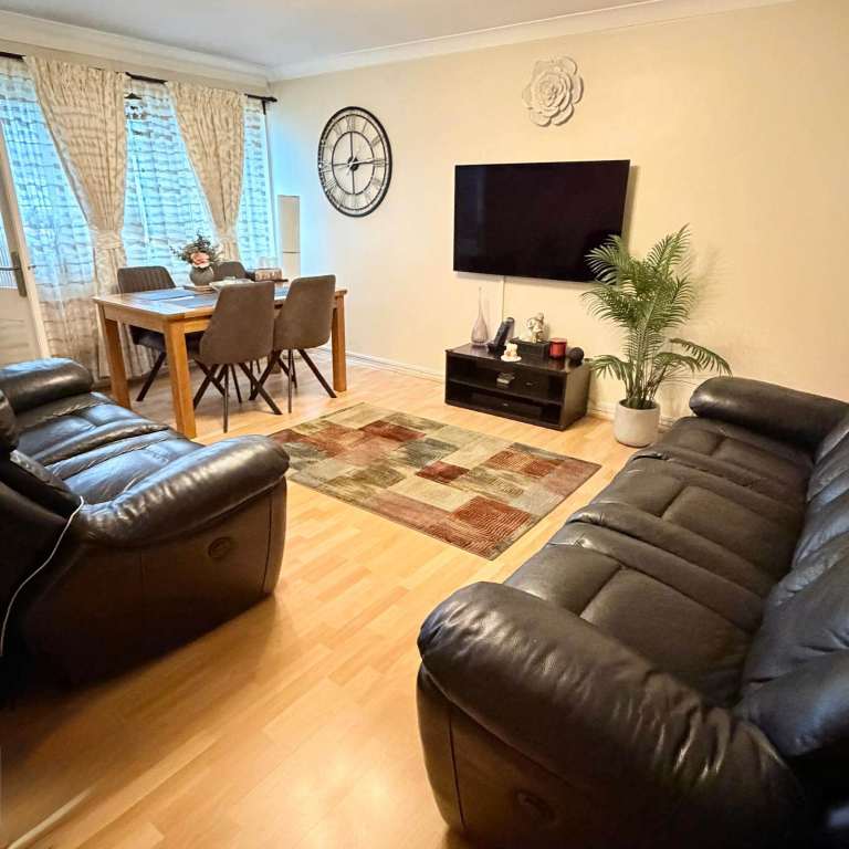 2 bed flat to rent to rent in Hayes UB3