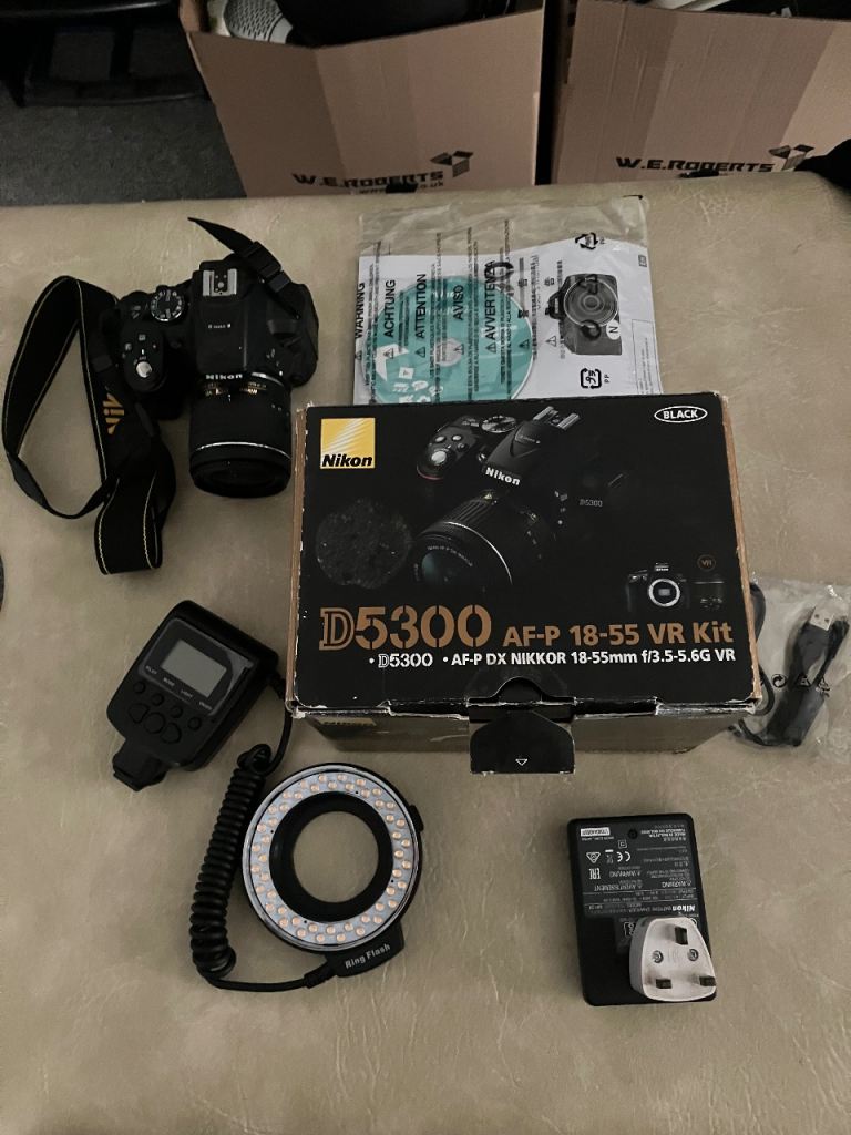 Nikon D5300 DSLR Camera Kit - Good Condition