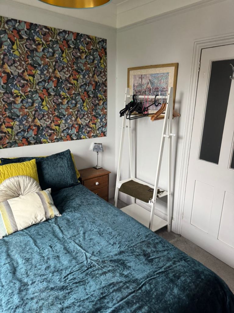 Double room to rent in family home 