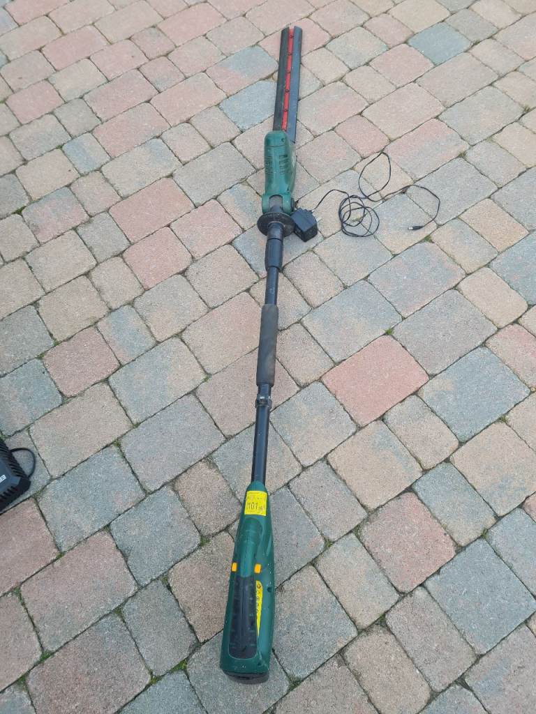 Cordless hedge cutter 