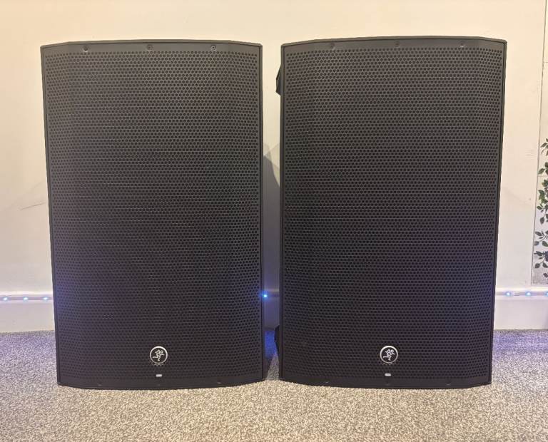 Mackie Thump 15A 1300W Active PA Speakers (Pair) + Stagg Speaker Stands