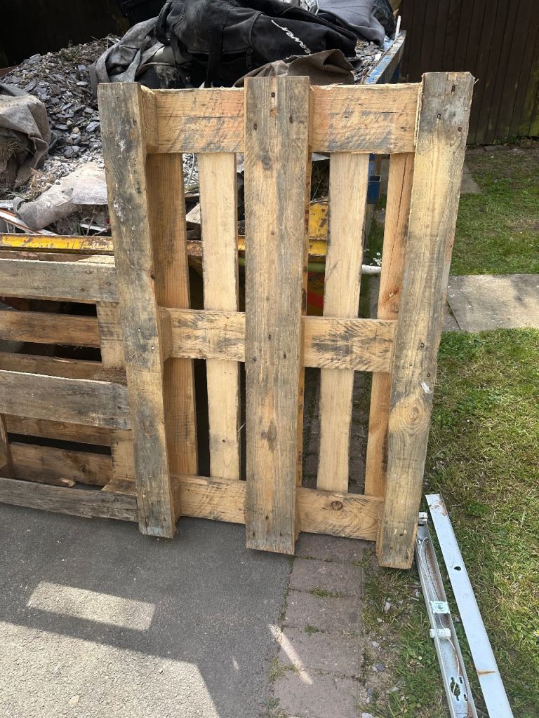 FREE WOOD PALLETS 