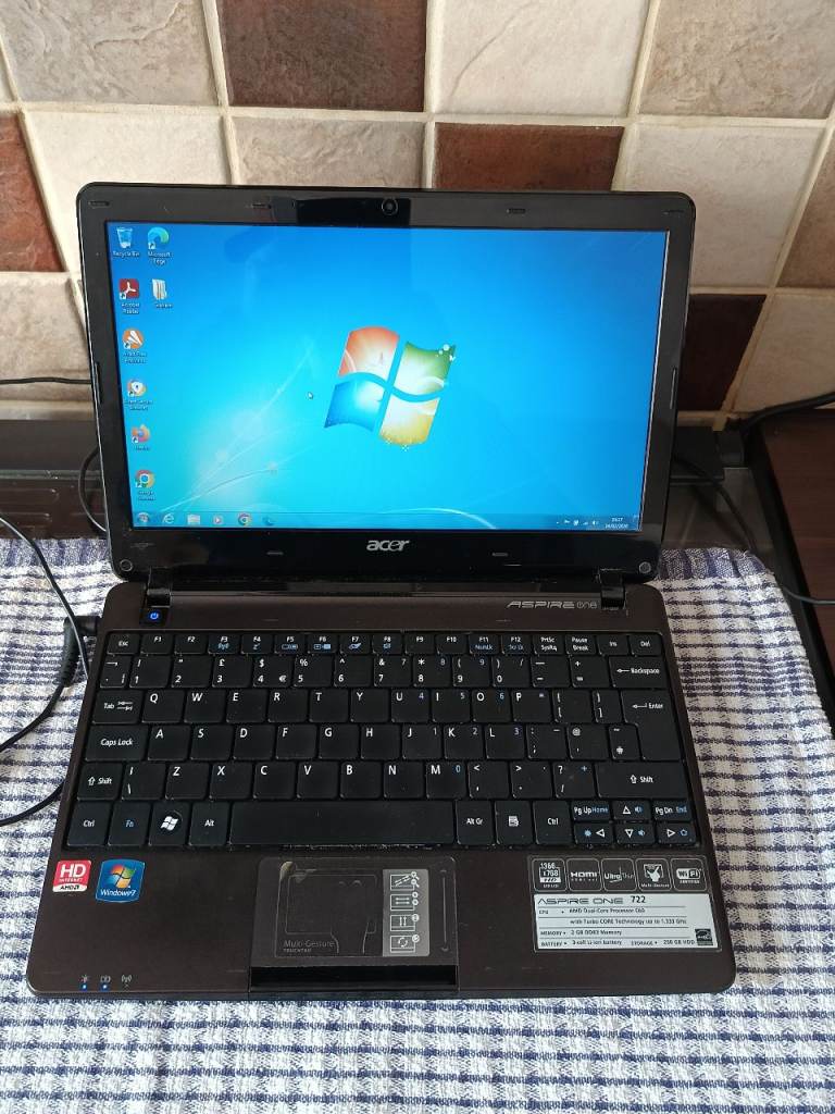 Aspire one 722 small laptop ( Acer )