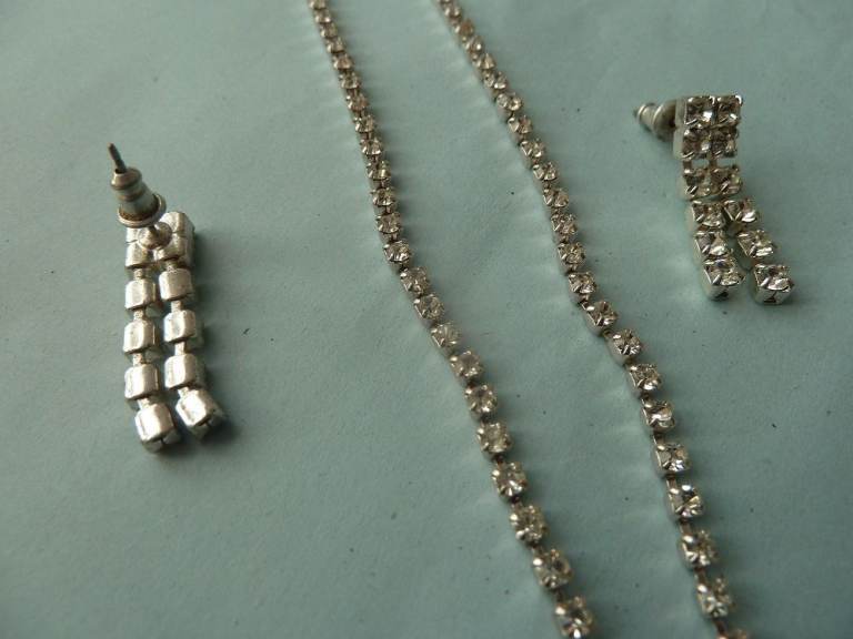attractive sparkly diamante necklace and matching earrings - new