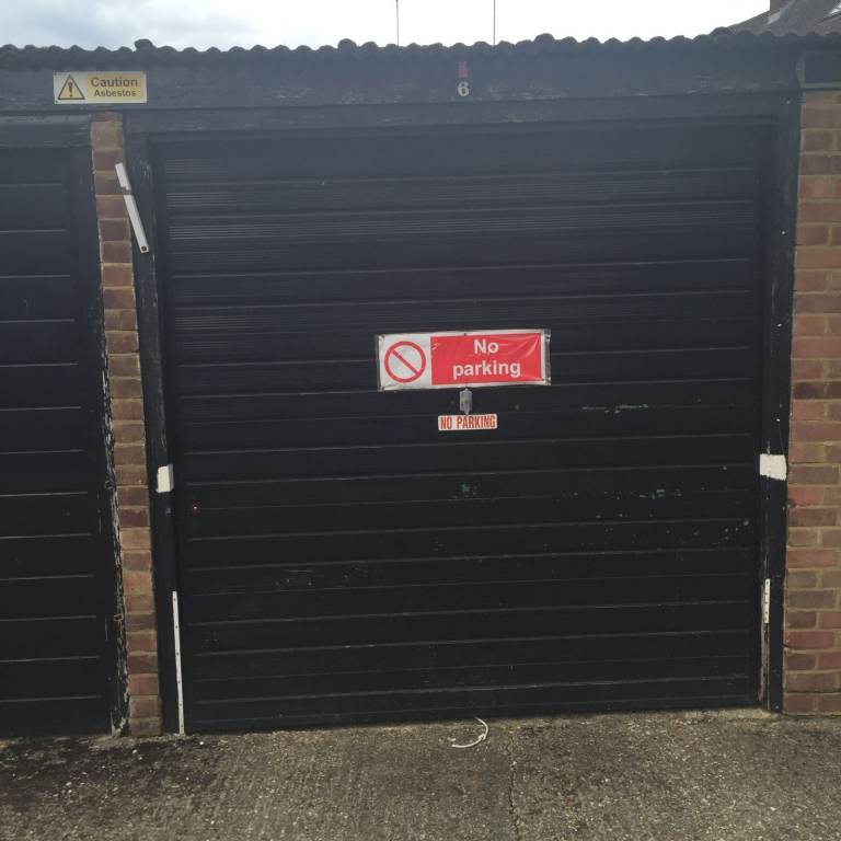 Garage available in Temple Avenue
