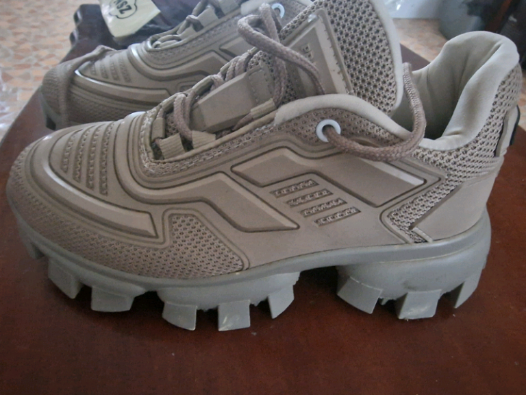 Trainers size 5