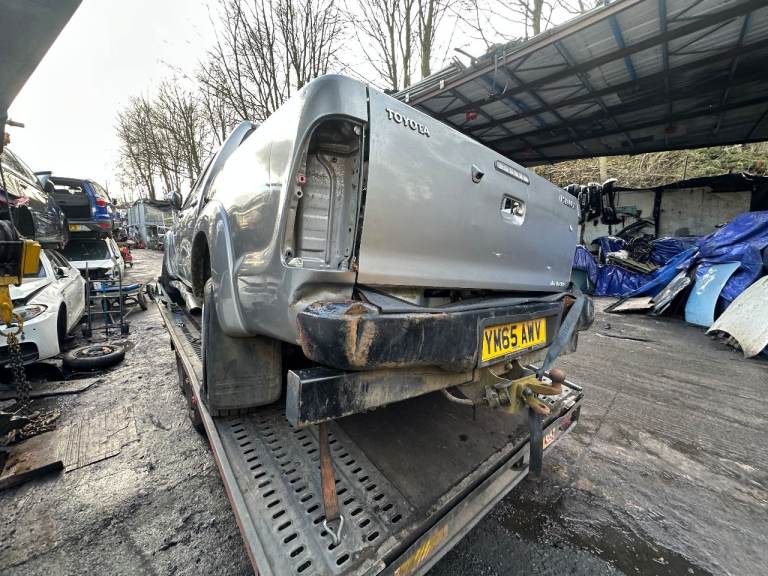 ♻️TOYOTA HI-LUX 2015 3.0 DIESEL BREAKING FOR PARTS♻️ 