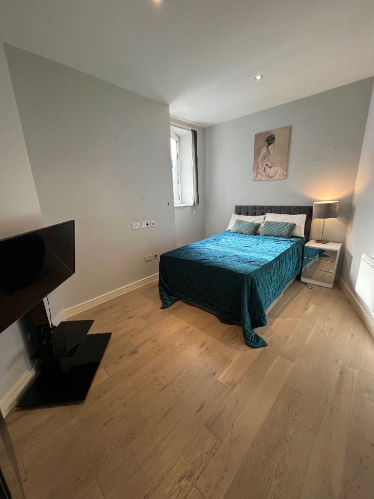 Cabin crew ONLY Nice clean room near London airport 