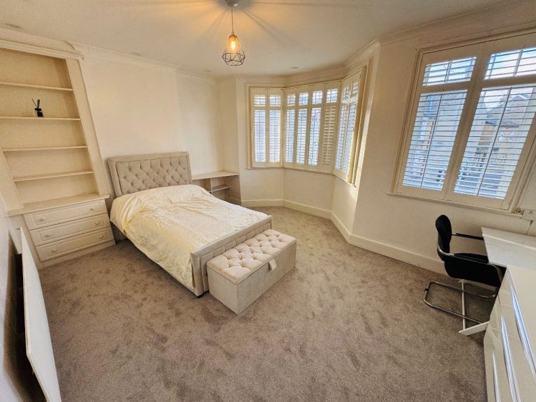 *Beautiful large double room available now*