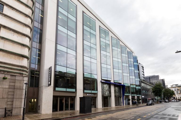 London - SW1V 1LW \ Office with 2 Desks for Rent
