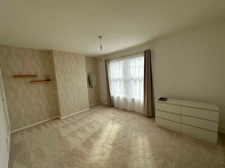 LARGE 2 BED CORNER HOUSE 