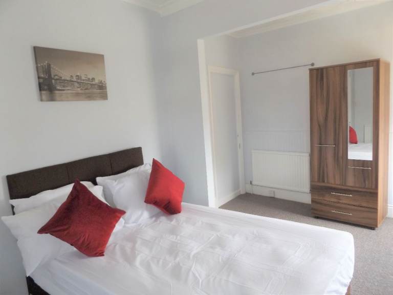 4 bedrooms in Minster Street, Stoke-on-Trent, Staffordshire, ST6 1EN