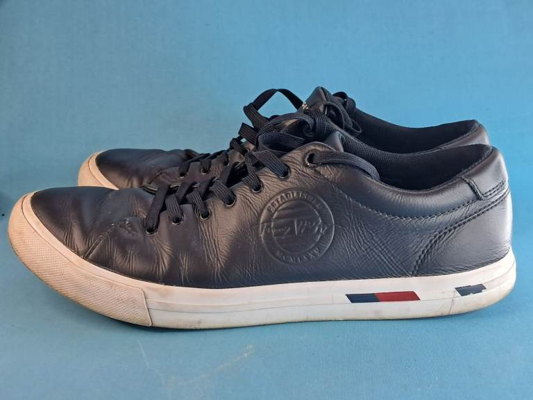 Blue &white color low top trainers Tommy Hilfiger are simply essential.( used,but to small).