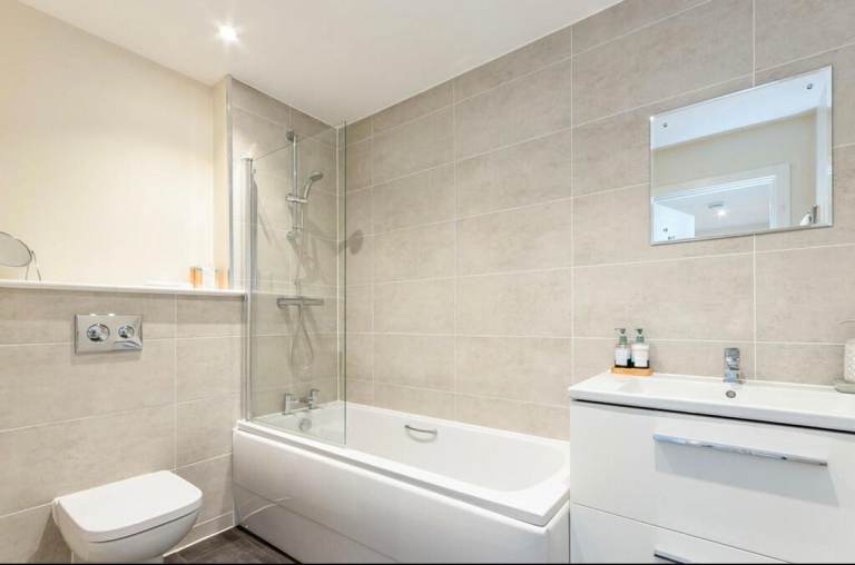 Spacious & Modern 2-Bed Flat Corby-Immediately