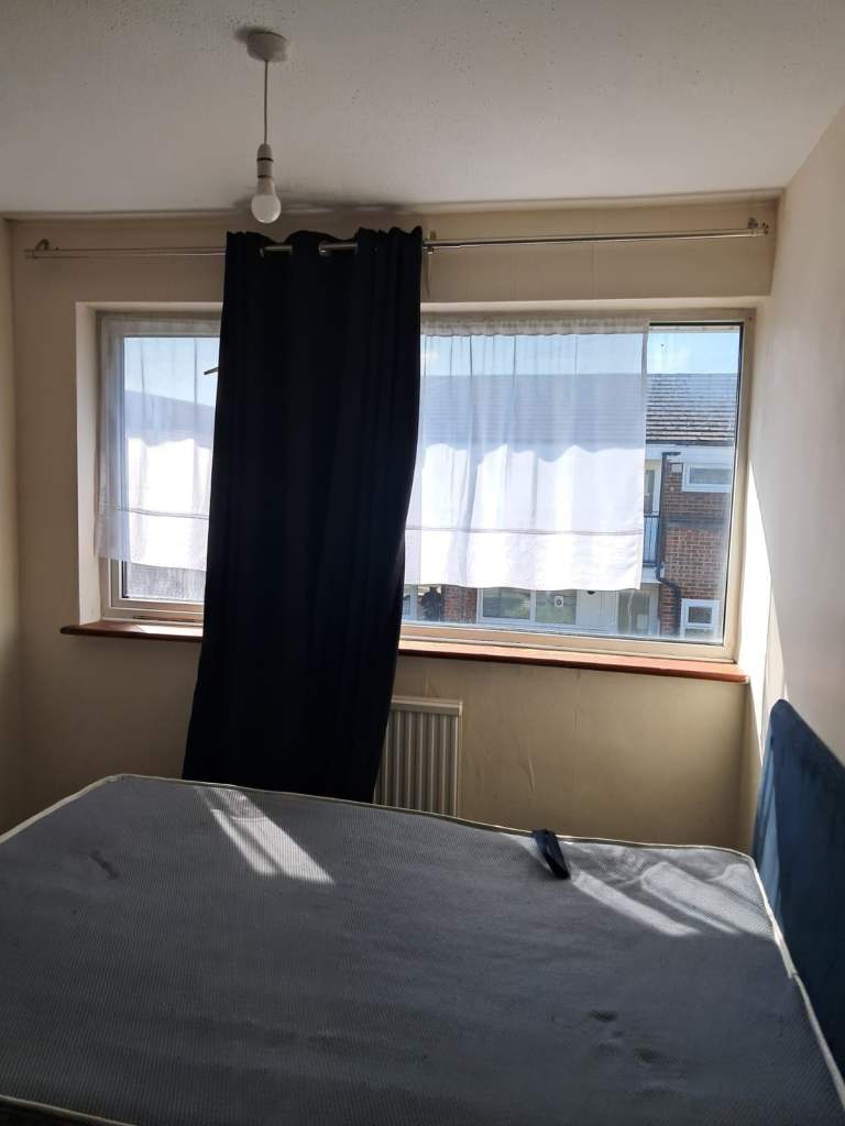 image for AVAILABLE NOW !!! .. BIG MEDIUM ROOM FOR £694pcm, IN HORNCHURCH, RM12 5QJ (BILLS INCLUDED)