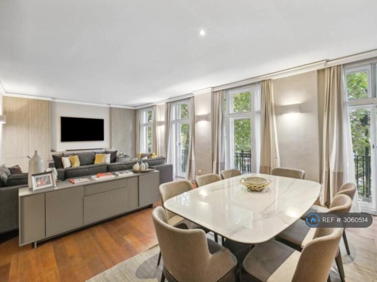 3 bedroom flat in Thurloe Place, London, SW7 (3 bed) (#3060514)