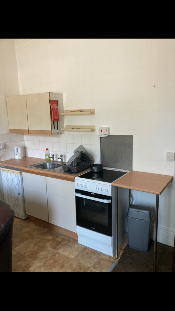 Bed sit to let BILLs included S7 nether edge one bedroom 1 flat 