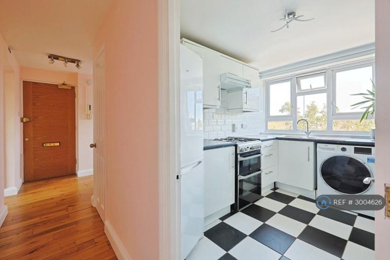 3 bedroom flat in Upper Richmond Road, London, SW15 (3 bed) (#3004626)