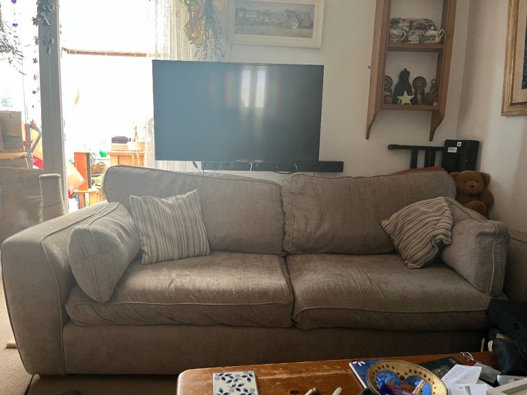 Large beige Fabric Sofa – Excelent Condition