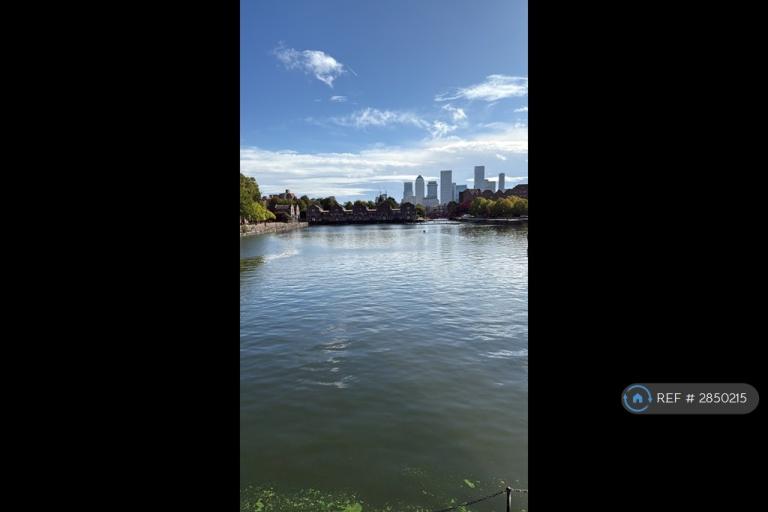 2 bedroom flat in Maynards Quay, London, E1W (2 bed) (#2850215)