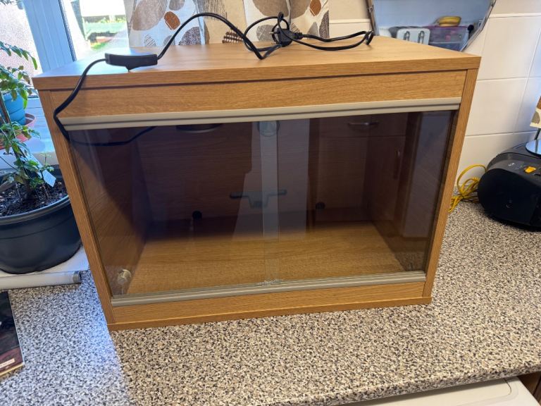 2ft Wooden Reptile Vivarium with Accessories – Almost New