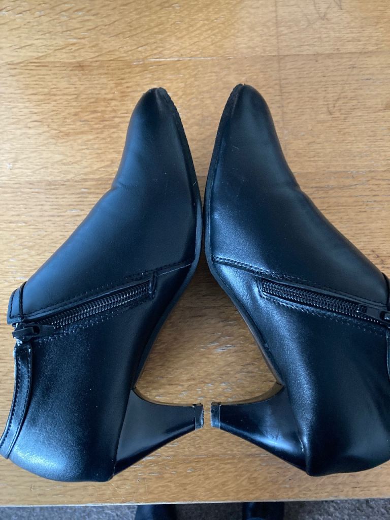 Shoe boots size 6