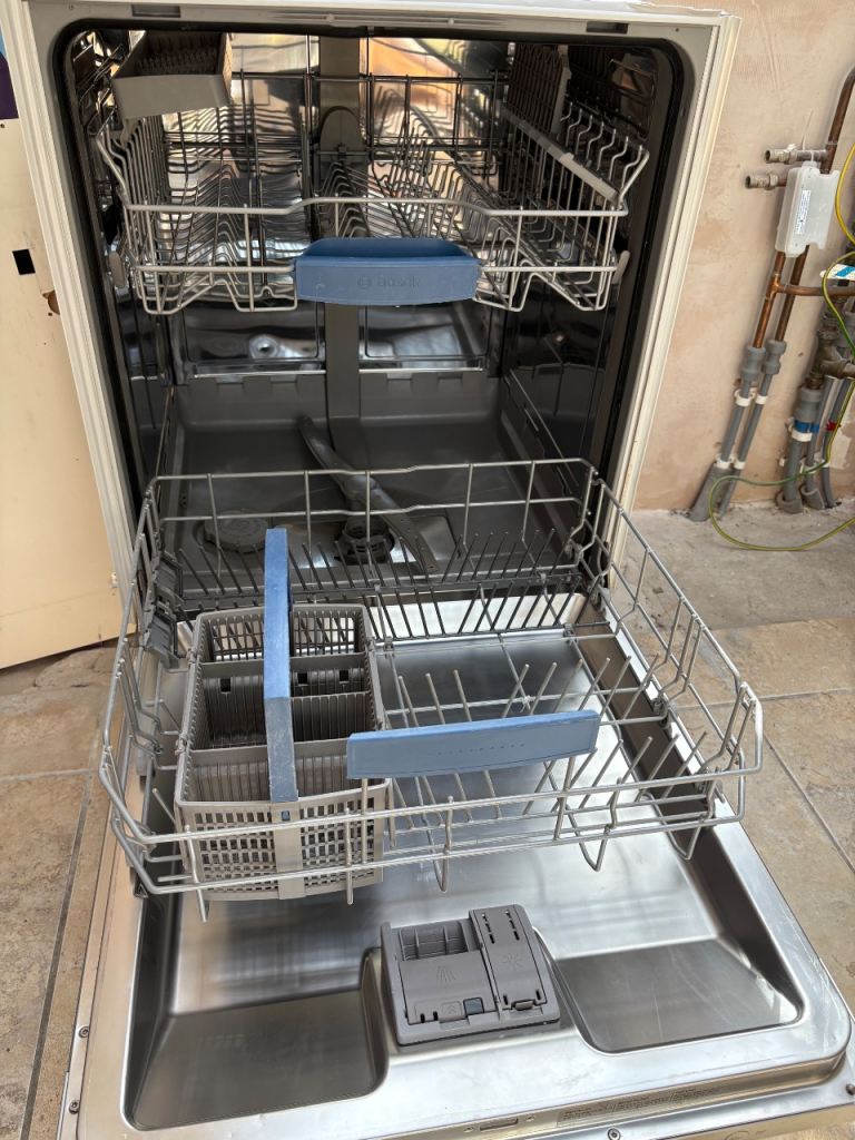 Bosch Dishwasher with Instructions – Good Working Order