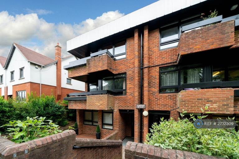 2 bedroom flat in Carlisle Avenue, St. Albans, AL3 (2 bed) (#2732309)