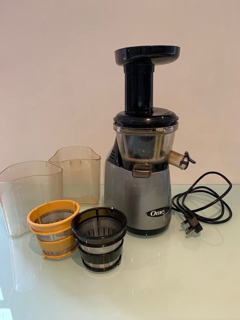 slow press juicer 'omega VRT 402' in good used condition with accessories