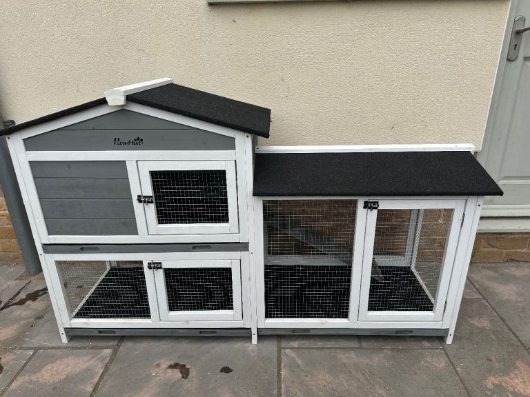 LIKE NEW rabbit hutch