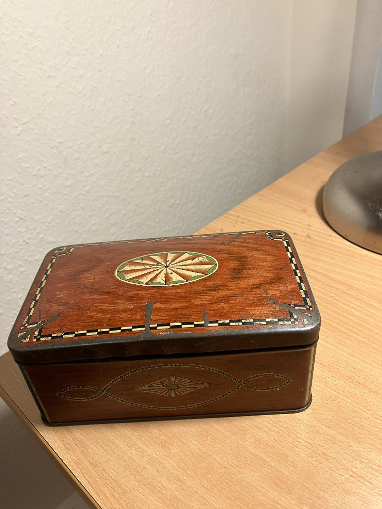 Antique Lyons Green Label Tea tin.