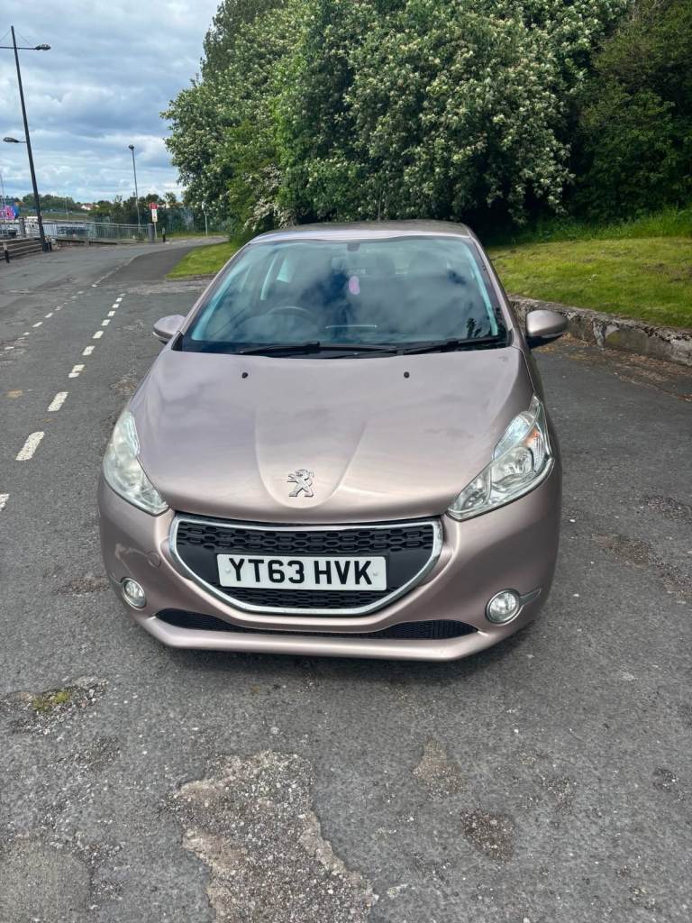 Peugeot 208 3 door, cheap tax - mot November 