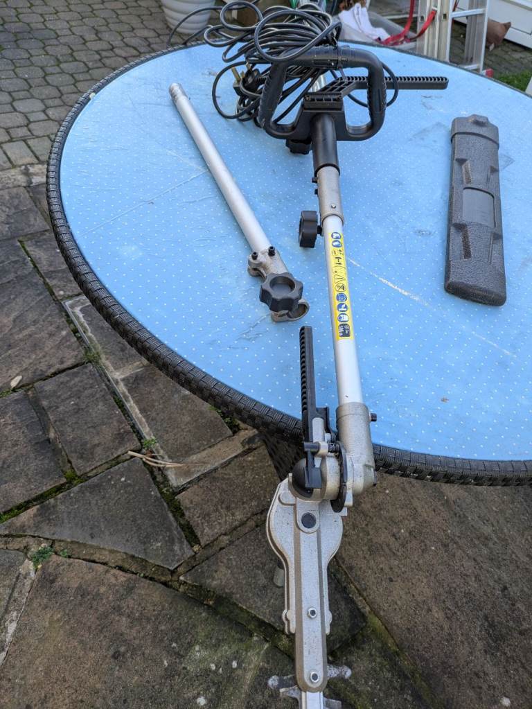 Extendable long reach garden hedge trimmer (free delivery possible)