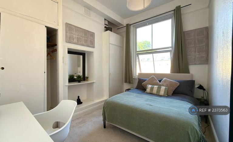 2 bedroom flat in Burnt Ash Hill, London, SE12 (2 bed) (#2373563)