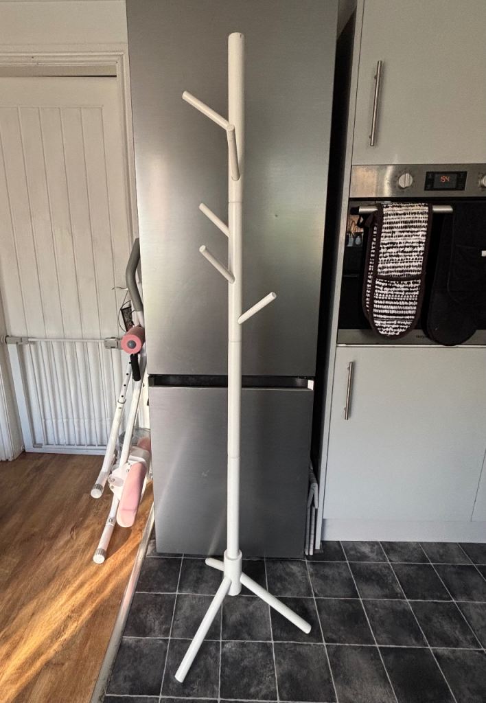 White Coat Stand / Hat Rack – Good Condition